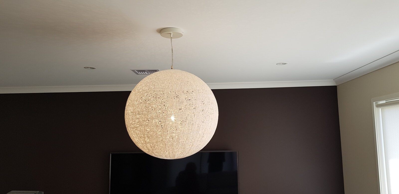 Pendant light fitting installed in a living room